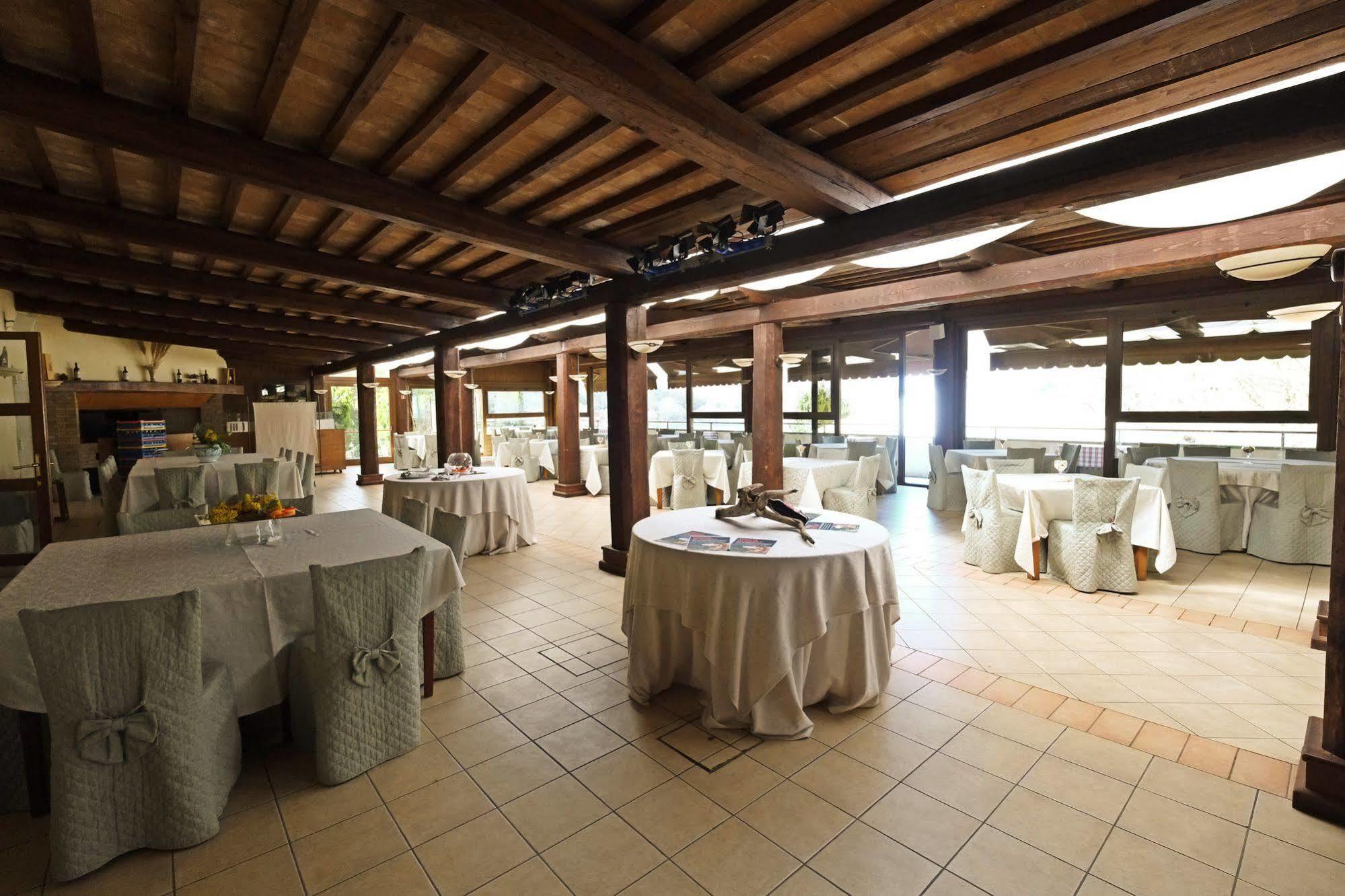 Hotel La Penisola Baschi Exterior foto